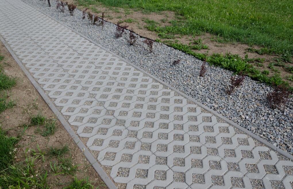 Chodník z vegetační dlažby ANDEZIT®