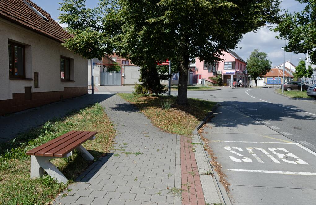 Lavička C na autobusové zastávce