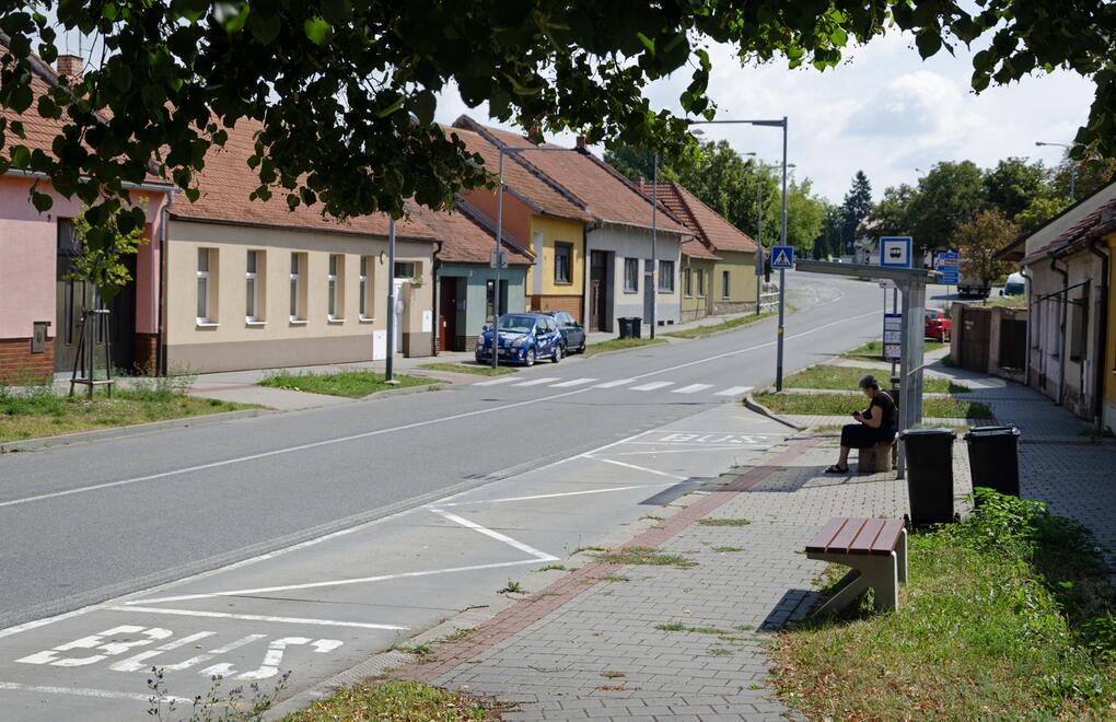 Lavička C na autobusové zastávce - jednoduchá, funkční, stabilní