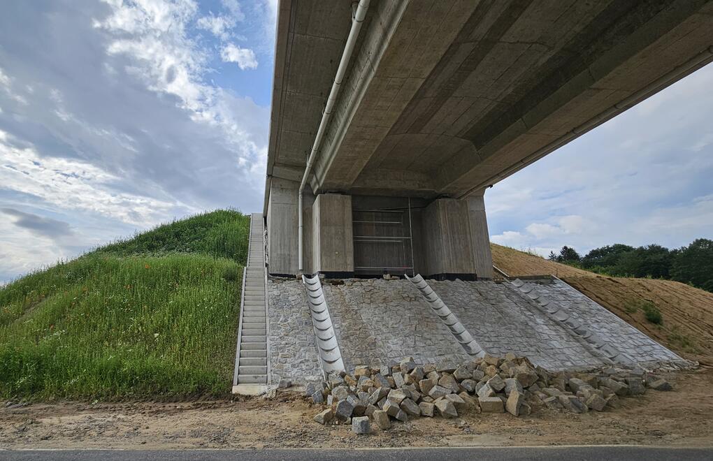Betonový schodišťový blok s protiskluzovým nášlapem u silnice I/27 Klatovy