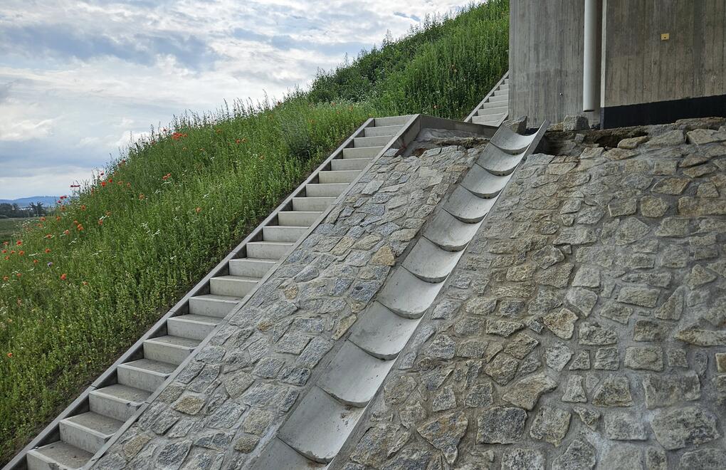 Silnice I/27 Klatovy - betonové protiskluzové schody