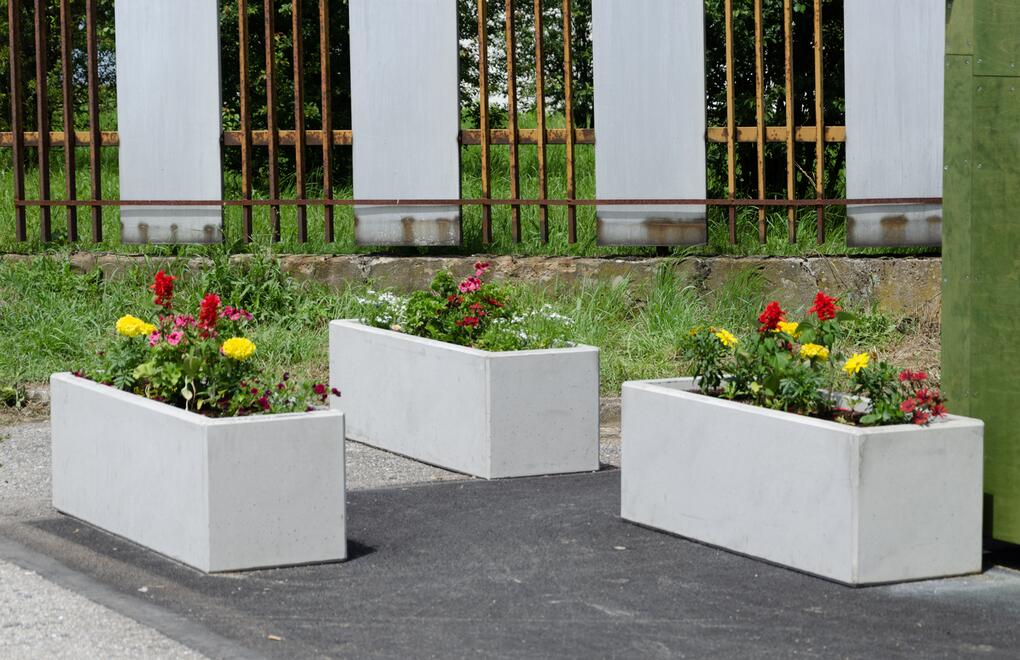 Betonové truhlíky SANDRA z hladkého litého betonu