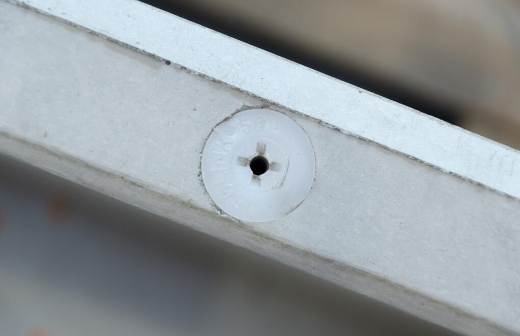Detail buňky kolumbária - plastový kroužek pro uchycení okrasné mramorové desky (na dvou protilehlých stranách) pomocí okrasných šroubů