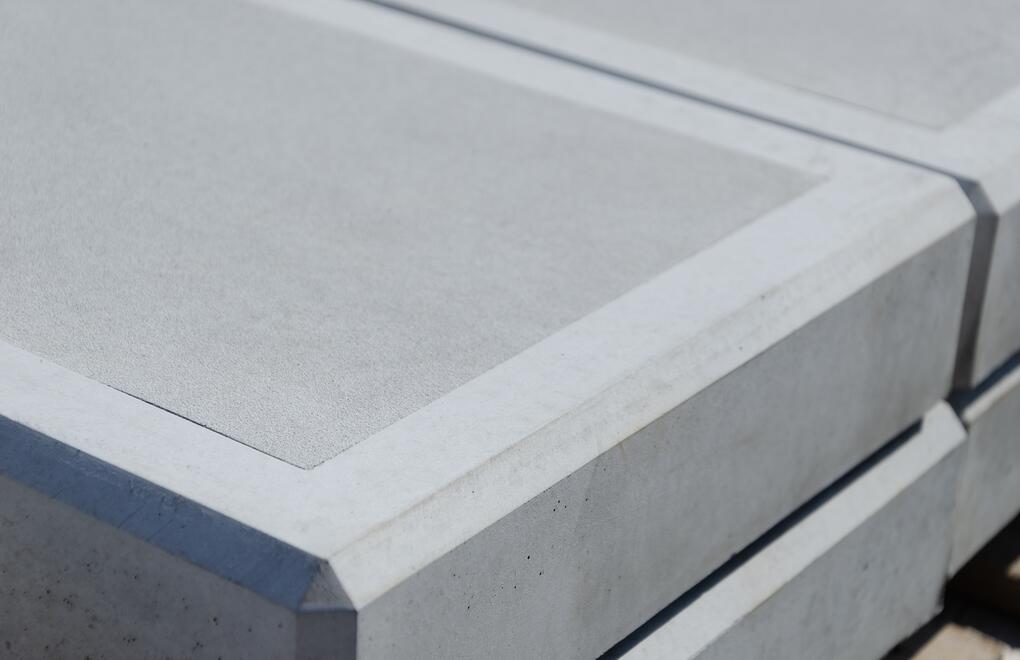 Detail betonového schodu s protiskluzovým nášlapem v barvě natural