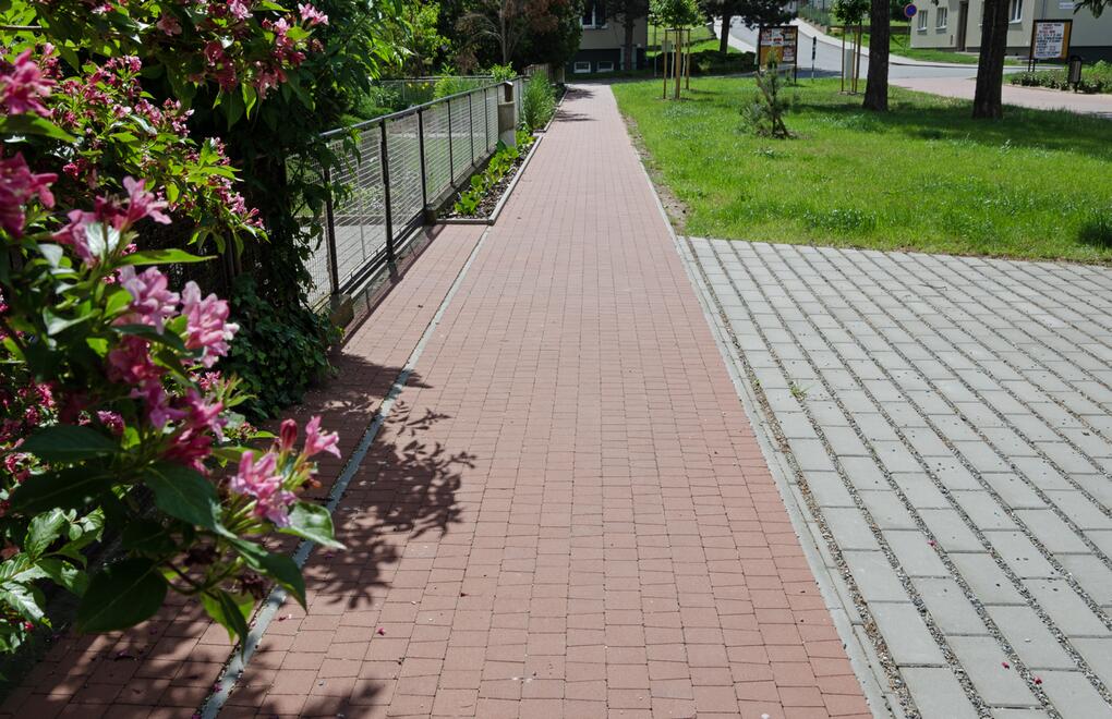 Chodníky na náměstí z betonových dlažeb RUBELIT® červená a DRENA® natural