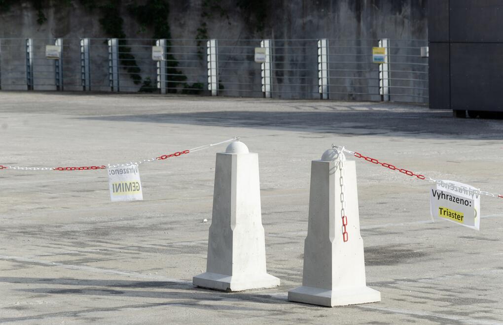 Betonové patníky JEHLAN vymezující pohyb na parkovací ploše