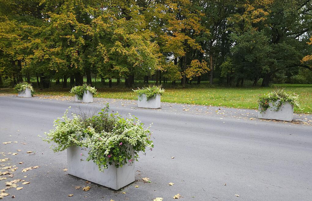 Park lemovaný betonovými květináči Linda