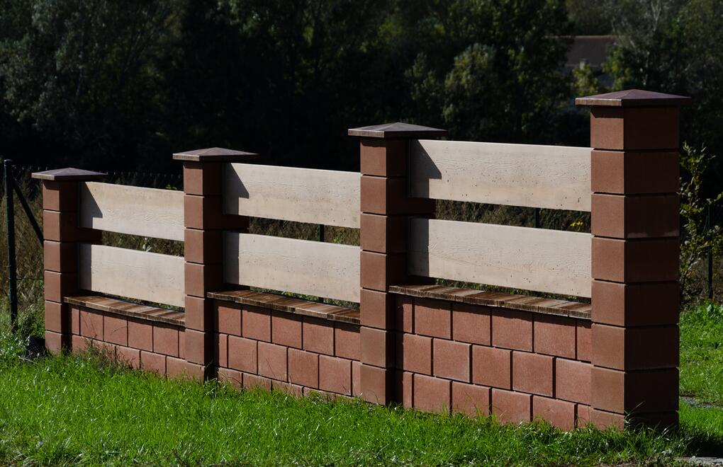 Betonový plot GARDELOT® se stříškami a hlavicemi v DEKORu dřeva