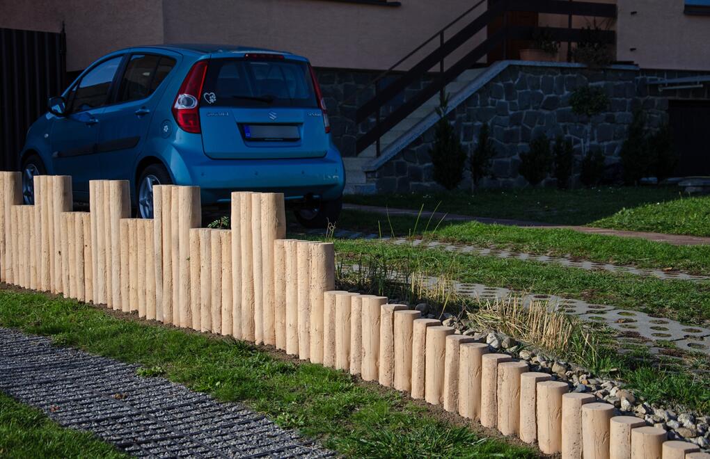Zídka z betonových palisád DEKOR dřevo oddělující příjezdové cesty k rodinným domům