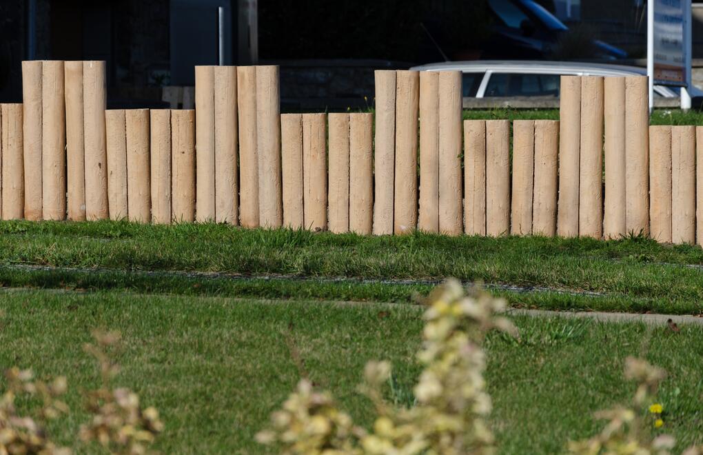 Dělicí zídka z betonových kruhových palisád DEKOR dřevo