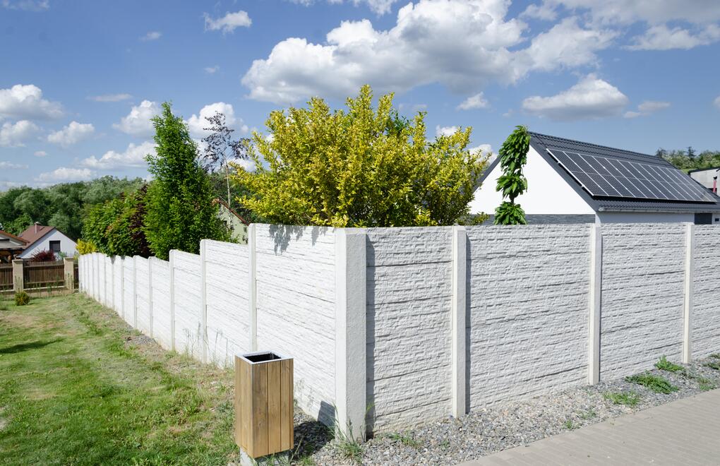 Oplocení pozemku: Betonový plot DEKOR