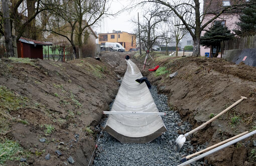 Odvodnění obce pomocí betonových žlabů