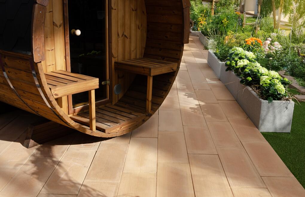 Zahradní sauna s bazénovou dlažbou