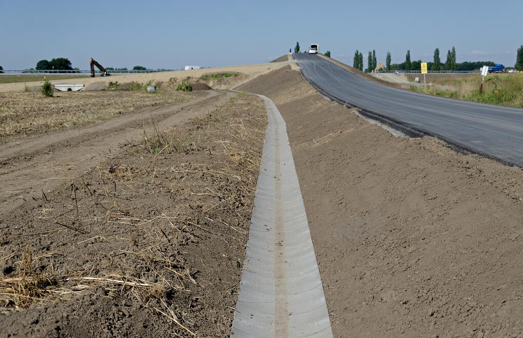 Betonové žlaby k odvodnění podél komunikace
