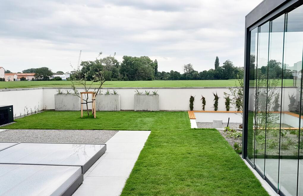 Květináče Linda na zahradě moderní novostavby