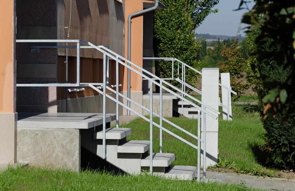 Schodiště na sídlišti: montované na zakázku