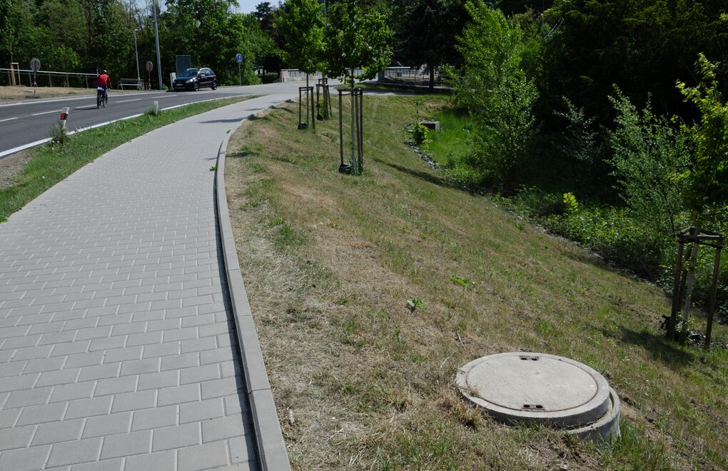 Městský chodník z betonové dlažby tvaru kostka podél vozovky