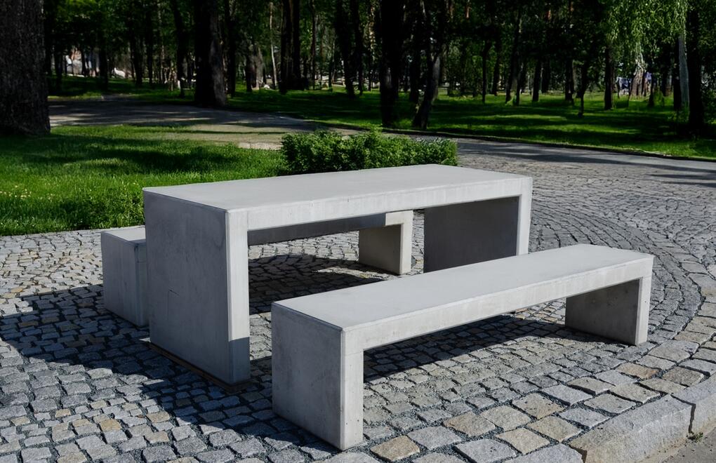 Minimalistický bezúdržbový betonový mobiliář: Stůl a lavice PREFA LINIE