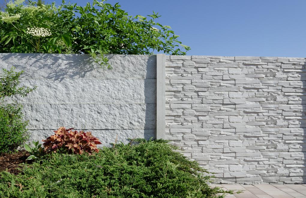 Vysoký plný betonový plot dokonale zajistí soukromí