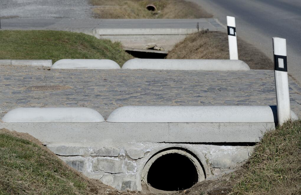 Vjezd do areálu vymezený betonovými zábranami