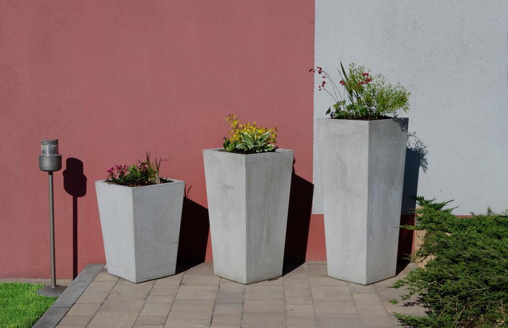 Betonové květináče Sára ve třech různých výškách