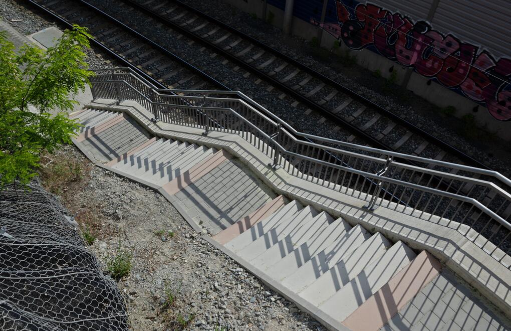 Betonové schodiště součástí městské infrastruktury