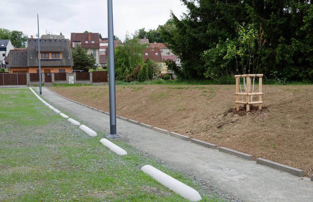 Přístupová cesta ke koupališti z obrubníků a zábran pod kola