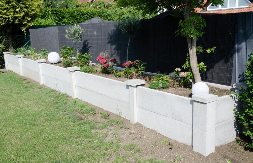 Snadné pěstování umožní vyvýšený záhon z betonových desek a sloupků