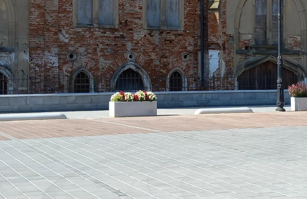 Mobiliář na náměstí: květináče Sandra a zábrany pod kola