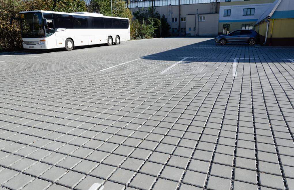 Parkovací stání zpevněné vsakovací dlažbou LORA®