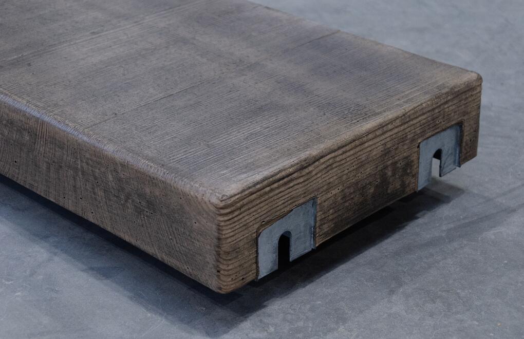Detail boční stěny betonového sedáku k lavičce MIAKI v barvě ebony