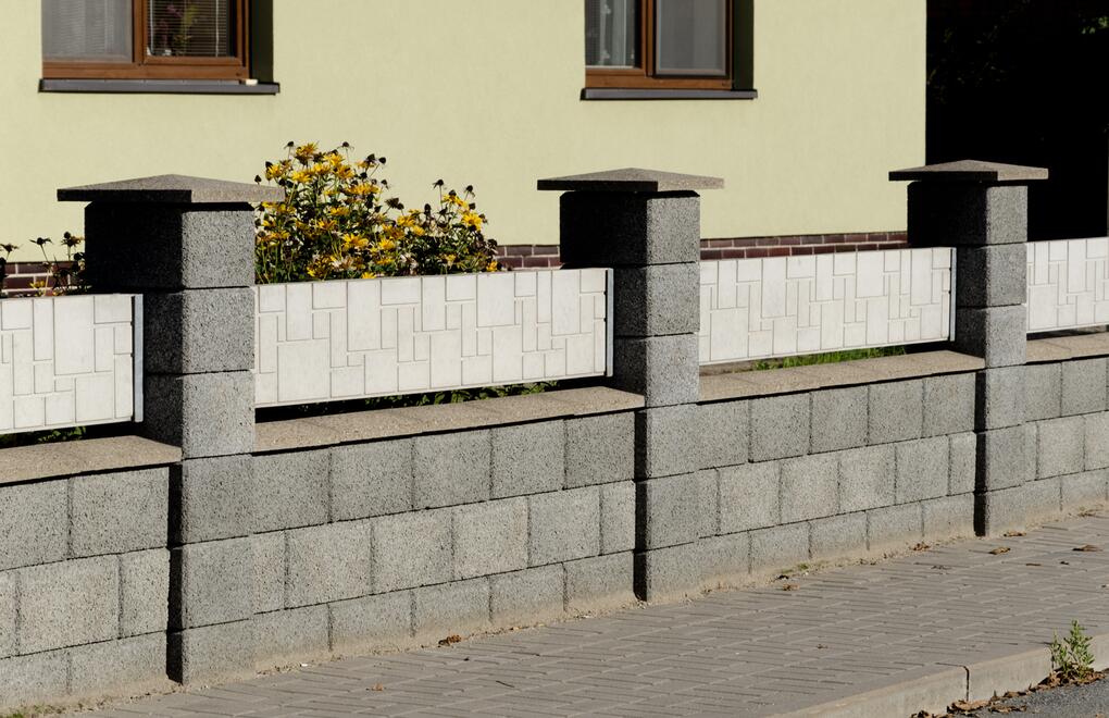 Nízký plot v předzahrádce: kombinace plotových tvarovek Gardelot s deskami dekor Haklík