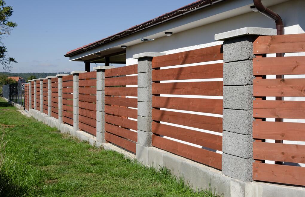 Moderní plot z tvarovek Gardelot a dřevěné výplně®