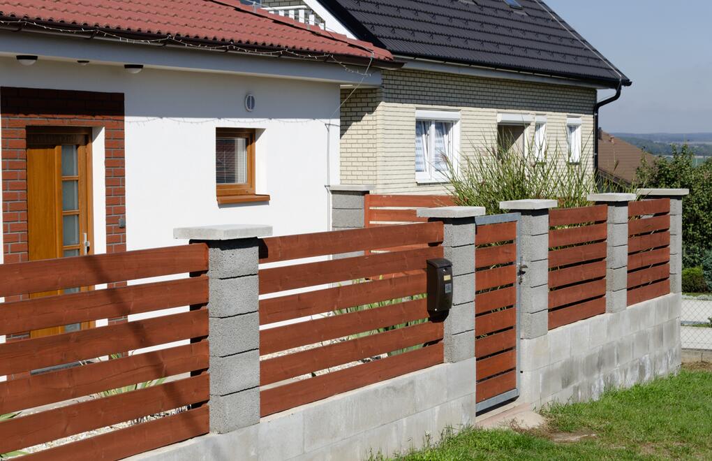 Oplocení rodinného domu: kombinace sloupových tvarovek Gardelot® a dřevěné výplně
