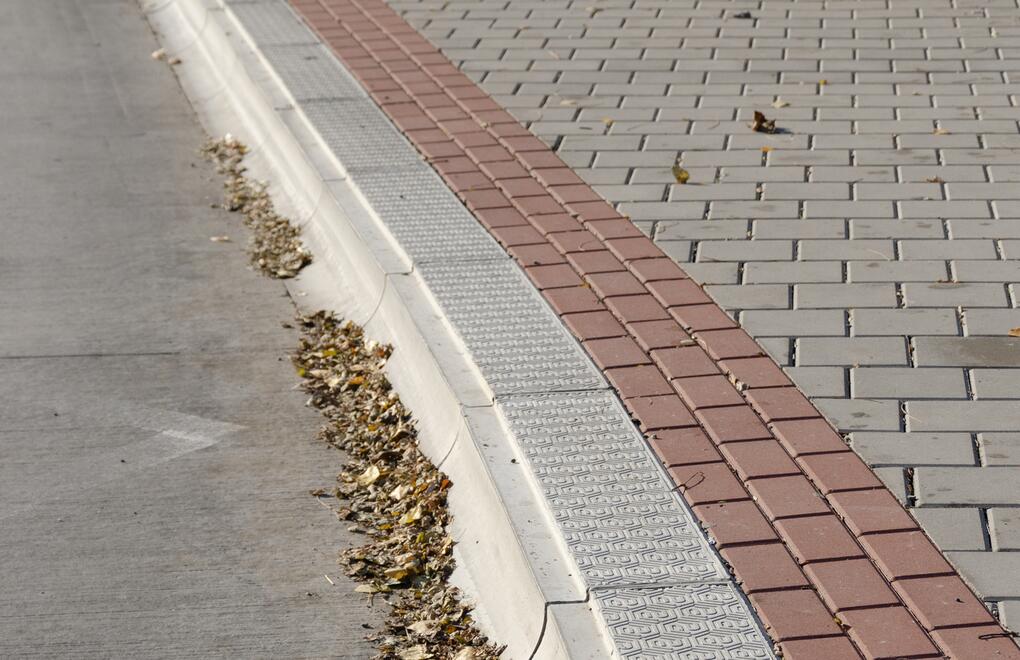 Bezbariérové obrubníky u zastávky MHD