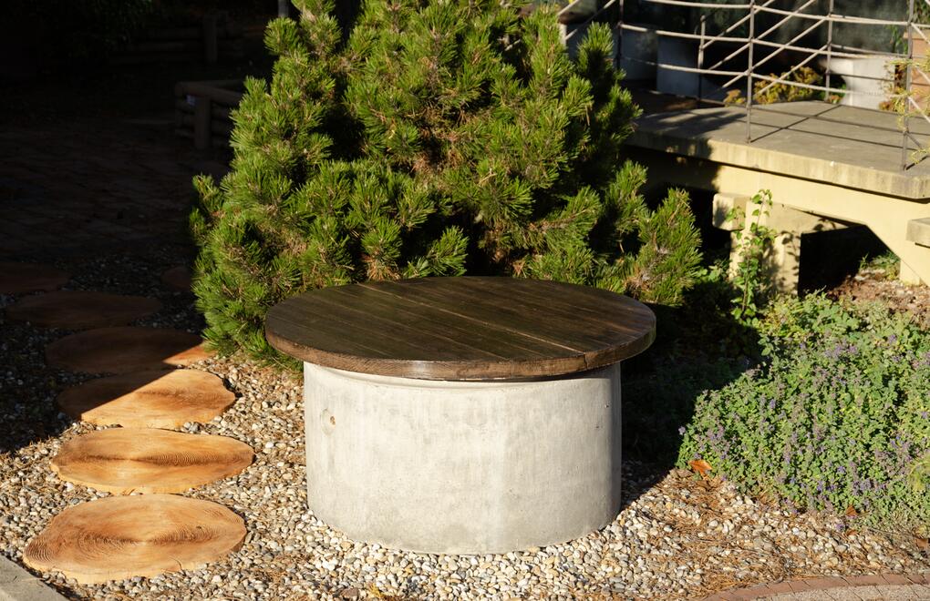 Betonový poklop na studnu se vzhledem dřeva