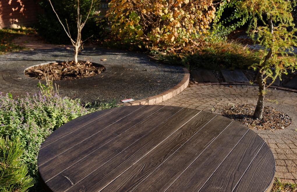 Zahradní studna s designovým poklopem v dekoru dřeva