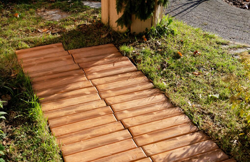 Pěšinka v zahradě z betonových palisád