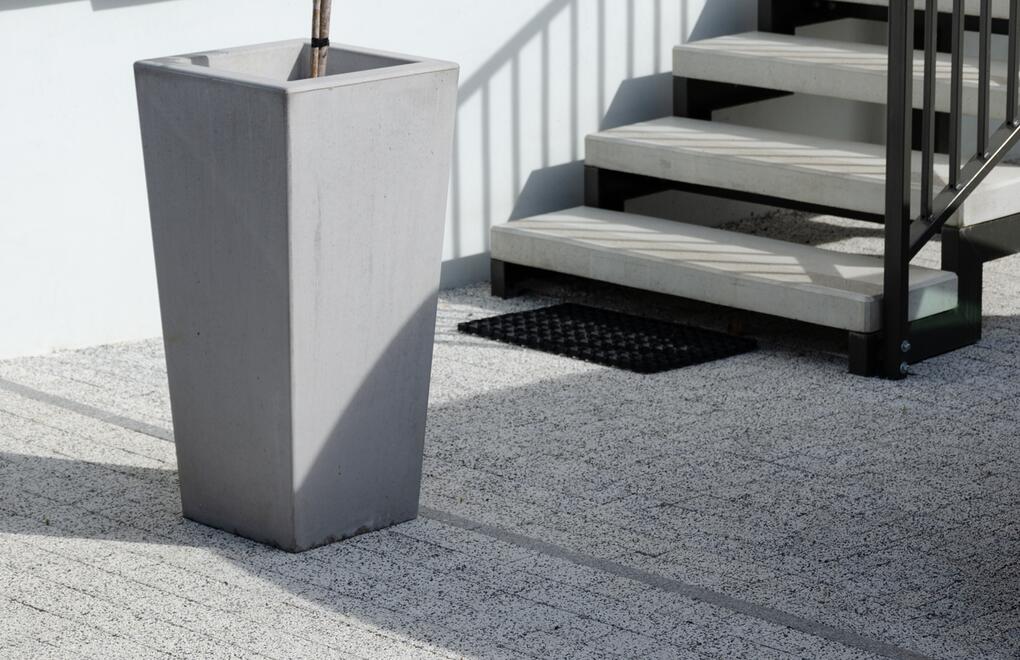 Dlážděné plochy okolo rodinného domu