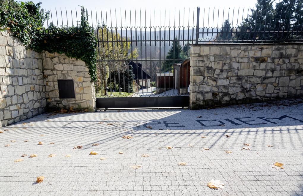 Betonová dlažba RUBELIT®: nápis Carpe diem vyskládaný z kombinace barev Vigo a Granada