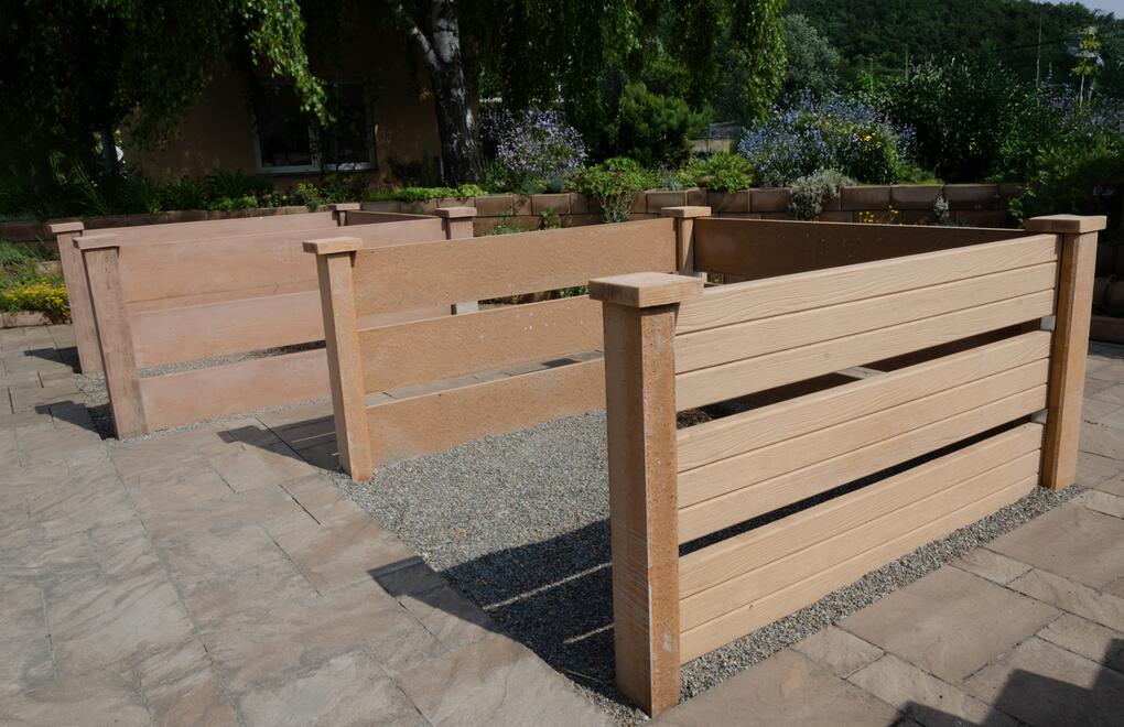 Betonový zahradní kompostér k rozkládání organického odpadu