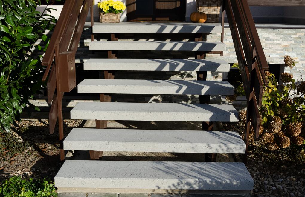 Betonové schodišťové desky s tryskaným povrchem