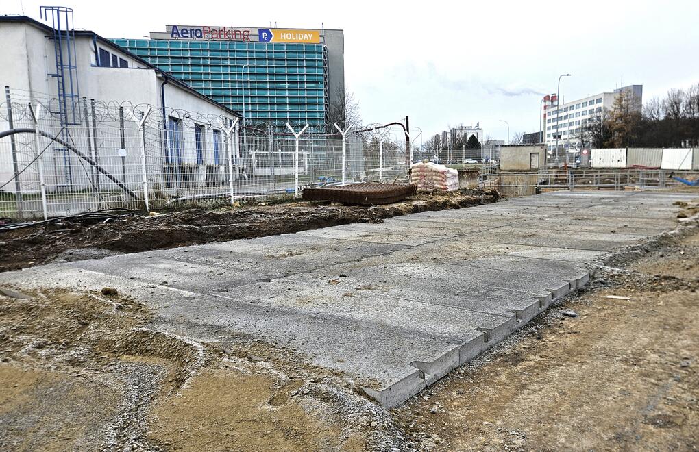 Provizorní příjezdová cesta ze silničních panelů