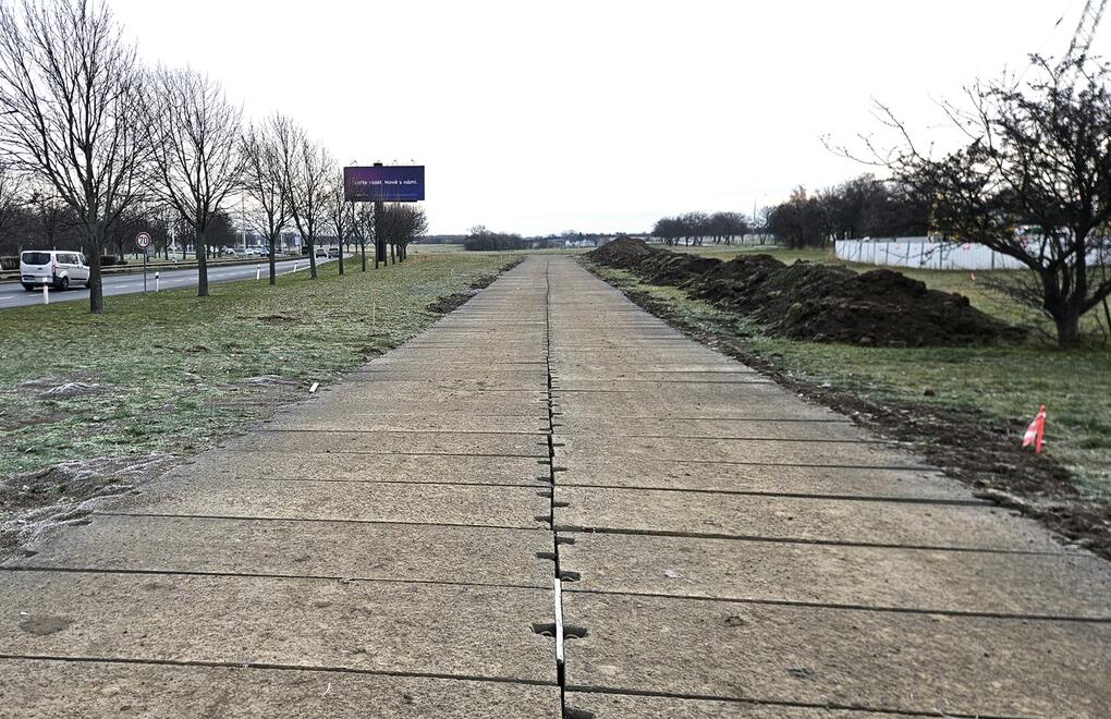 Dočasná komunikace sestavená ze silničních panelů zajišťuje průjezdnost terénem