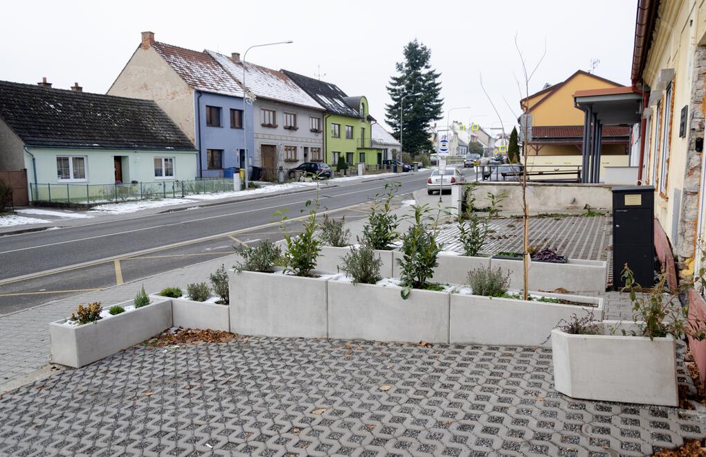 Sestava betonových květináčů v obci
