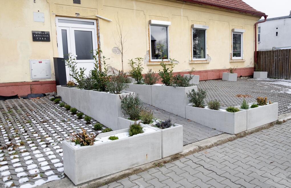 Zrekonstruovaná předzahrádka v obci před farností