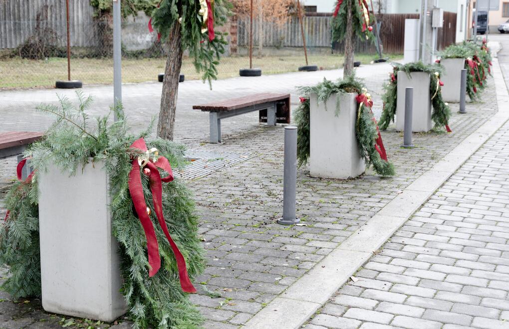 Náměstí s vánoční výzdobou v betonových květnících