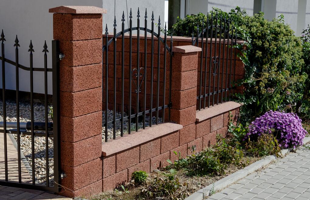 Okrasný plot z betonových tvárnic