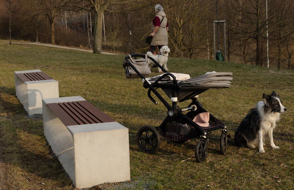 Moderní lavičky BETO v městském parku
