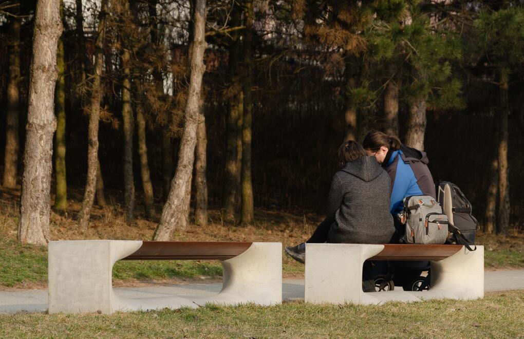 Bytelné posezení do parku i do lesa: betonové lavičky BETO